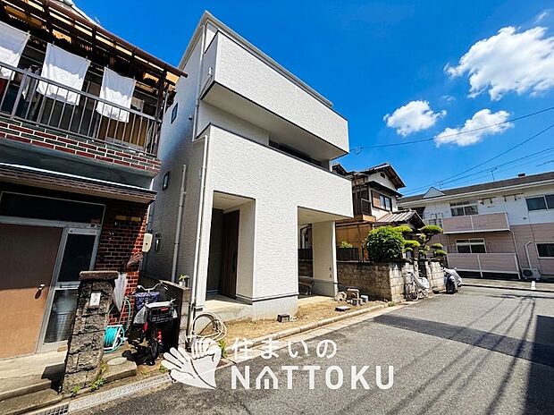 【現地写真(前道含む外観)】健康被害に配慮したもっとも安全性の高い建材を採用し、シックハウス対策をしております。