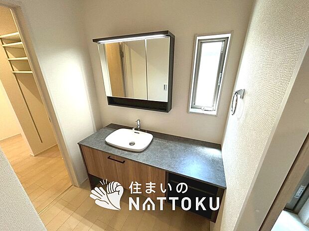 【洗面台・洗面所】鏡の両サイドは、必要なものを取出しやすく、大きな鏡面で朝の準備も快適。
使いやすいリフトアップ機能付きのシングルレバーシャワー水栓付です。