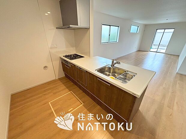 【現地写真（キッチン）】収納たっぷりのシステムキッチン、浄水器付水栓を標準装備しています。