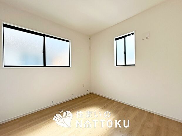 【現地写真（洋室）】木目の美しさを際立たせるシンプルデザインの建具を使用しています。