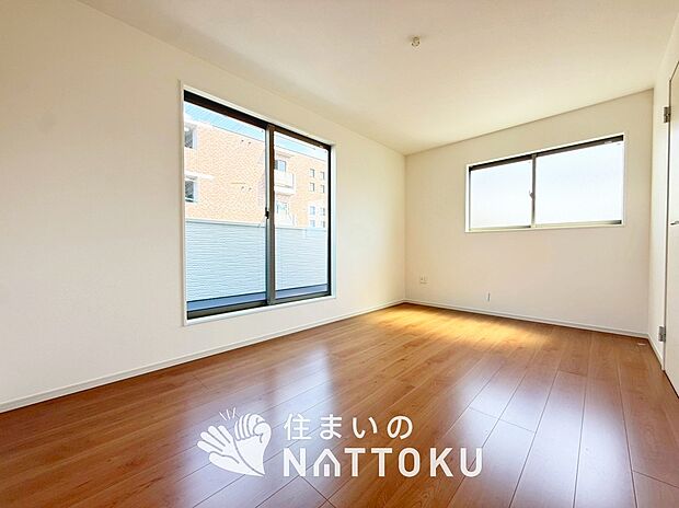 【現地写真(寝室)】木目の美しさを際立たせるシンプルデザインの建具を使用しています。