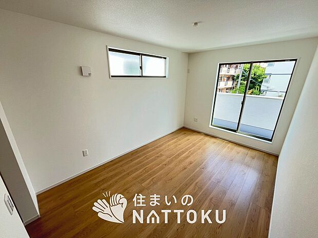 【現地写真(寝室)】木目の美しさを際立たせるシンプルデザインの建具を使用しています。