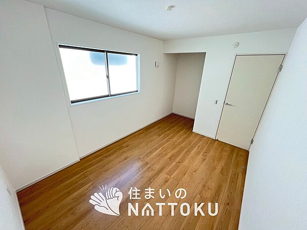 【現地写真(洋室)】木目の美しさを際立たせるシンプルデザインの建具を使用しています。