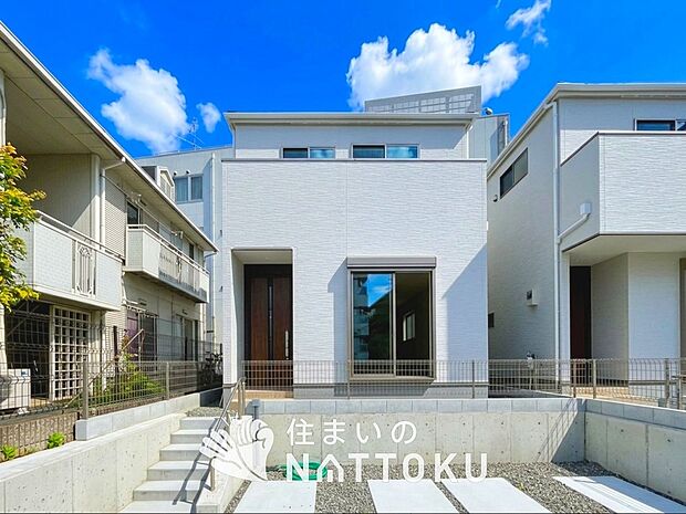 【現地写真(外観)【1号地】】軽くて火災に強い屋根材を採用し、地震時の建物への負担や揺れを軽減しています。
