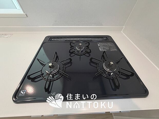 【ビルトインコンロ】フラットな構造で清掃性が高く、過熱防止センサー付3口タイプで日頃の家事も快適です。