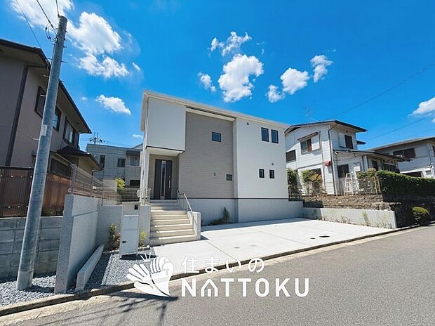 【現地写真(前道含む外観)】健康被害に配慮したもっとも安全性の高い建材を採用し、シックハウス対策をしております。