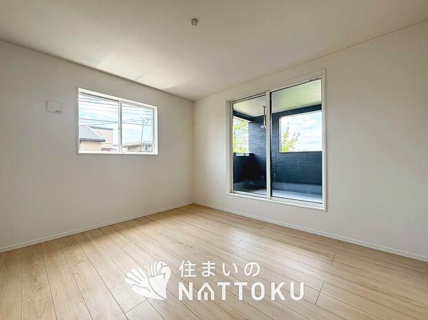 【現地写真(寝室)】木目の美しさを際立たせるシンプルデザインの建具を使用しています。