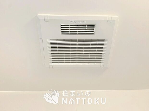 【浴室暖房換気乾燥機】寒い冬場はあたたかく、暑い夏場は扇風機のような心地よさです。
雨の日は、浴室が衣類乾燥スペースになります。