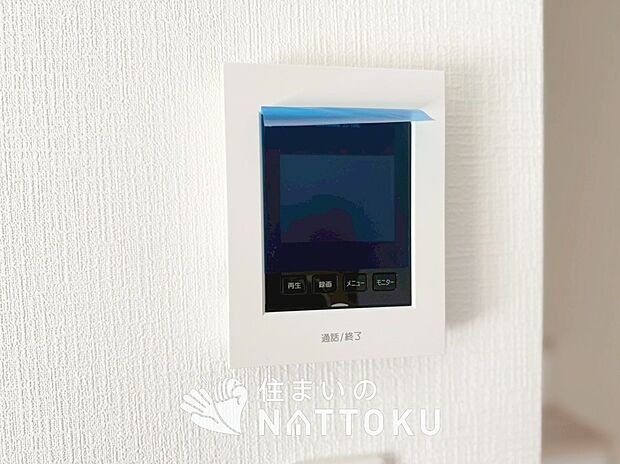 【TVモニター付インターホン】くっきり見やすいカラーモニターです。
夜でも来客者が見やすいLED照明付きです。