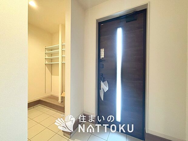 【現地写真(玄関)】玄関には、大型のシューズ収納を設置しています。