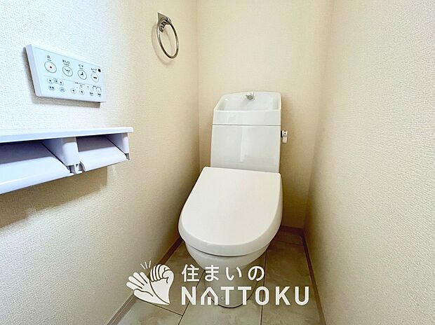 【トイレ】汚れてもサッとひと拭きでお手入れ簡単、エコ仕様の温水洗浄便座付きのトイレです。
バリアフリーにも配慮しています。
