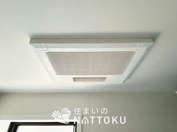 【電気式浴室暖房換気乾燥機】寒い冬場はあたたかく、暑い夏場は扇風機のような心地よさです。
雨の日は、浴室が衣類乾燥スペースになります。

