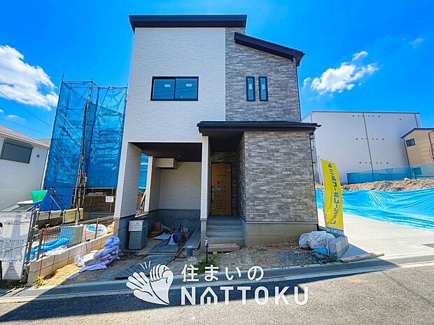 【現地写真(外観)【B号地】】軽くて火災に強い屋根材を採用し、地震時の建物への負担や揺れを軽減しています。