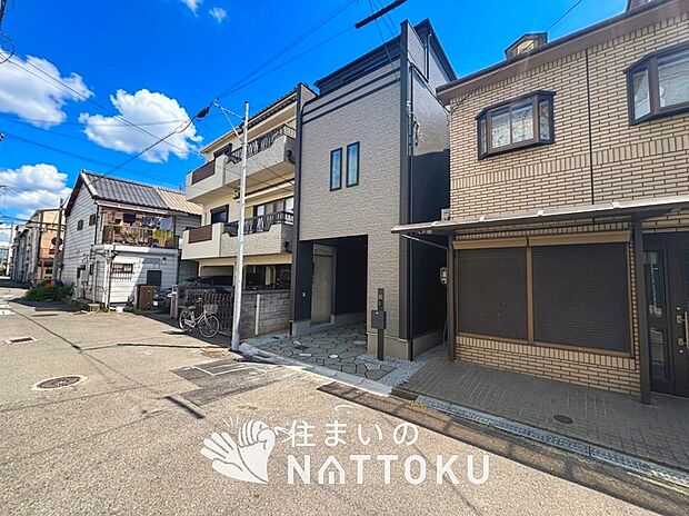 【現地写真(前道含む外観)】健康被害に配慮したもっとも安全性の高い建材を採用し、シックハウス対策をしております。