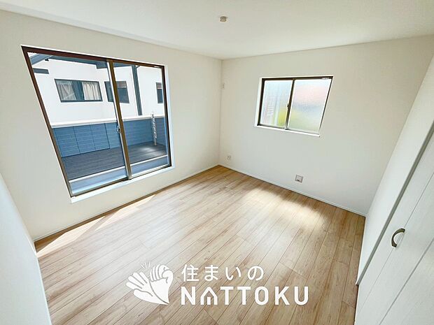 【現地写真(寝室)】木目の美しさを際立たせるシンプルデザインの建具を使用しています。