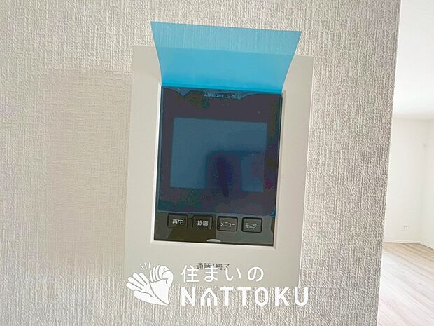 【カラーテレビドアホン】くっきり見やすいカラーモニターです。
夜でも来客者が見やすいLED照明付きです。

