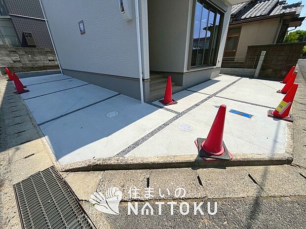【現地写真（駐車場）】駐車スペースが広く、運転が苦手な方も安心です。