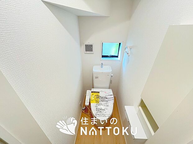【トイレ】汚れてもサッとひと拭きでお手入れ簡単、エコ仕様の温水洗浄便座付きのトイレです。
バリアフリーにも配慮しています。
