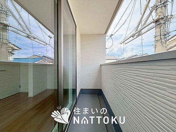 【バルコニー】奥行きが広く、洗濯物をゆったりと干せる十分な広さで、家族の洗濯も捗ります。