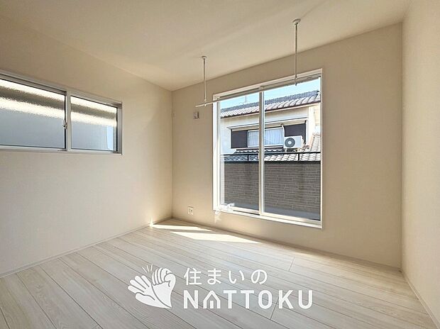 【現地写真（寝室）】木目の美しさを際立たせるシンプルデザインの建具を使用しています。