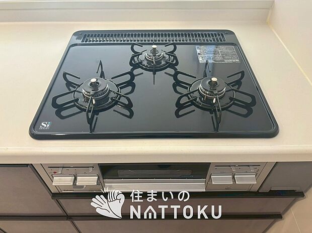 【ビルトインコンロ】フラットな構造で清掃性が高く、過熱防止センサー付３口タイプで日頃の家事も快適です。