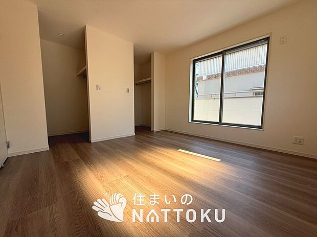 【現地写真（寝室）】木目の美しさを際立たせるシンプルデザインの建具を使用しています。