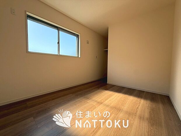 【現地写真（洋室）】木目の美しさを際立たせるシンプルデザインの建具を使用しています。