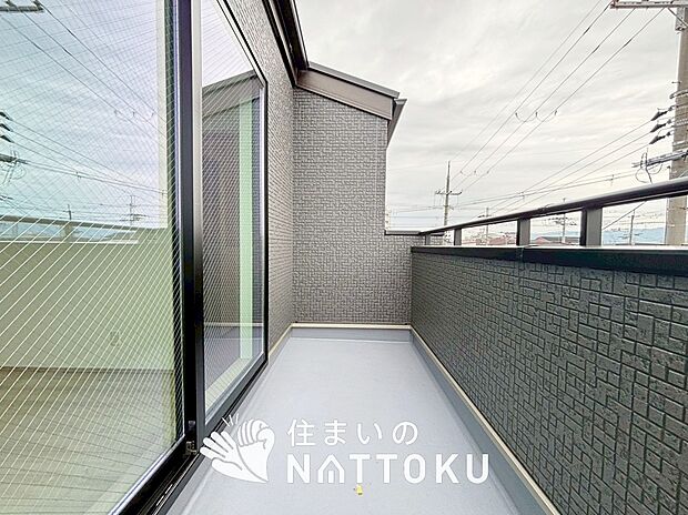 【バルコニー】奥行きが広く、洗濯物をゆったりと干せる十分な広さで、家族の洗濯も捗ります。