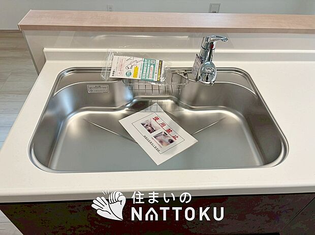 【浄水器内臓型ハンドシャワー付シンク】傷や汚れが付きにくい静音仕様の全面エンボス加工シンク。
また、蛇口の先端に浄水器を内蔵。浄水シャワーが使える毎分4リットルのたっぷり浄水。
