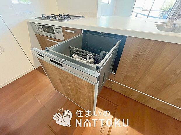 【食器洗い乾燥機】食後の時間にゆとりを与えてくれる食器洗い乾燥機。
操作ボタンも上面にあるので、腰をかがめずに操作ができラクラクです。
