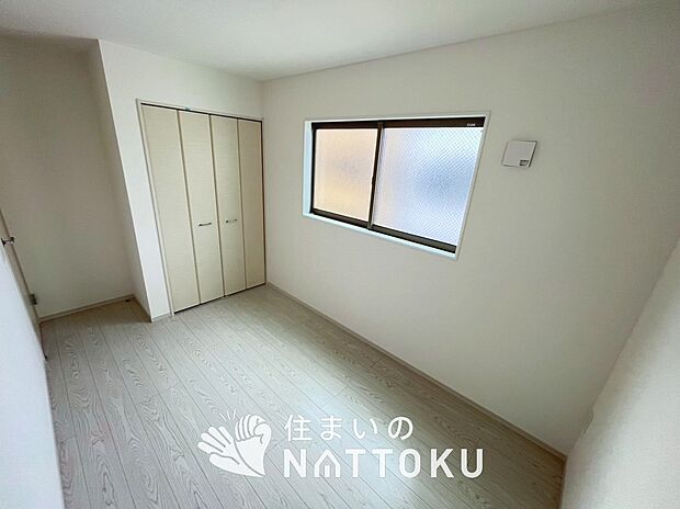 【現地写真(洋室)】木目の美しさを際立たせるシンプルデザインの建具を使用しています。