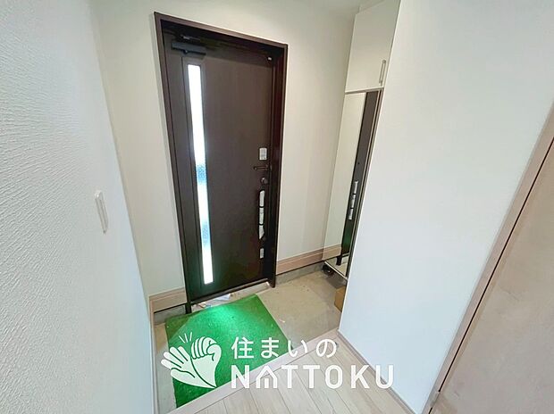 【現地写真(玄関)】玄関には、大型のシューズ収納を設置しています。