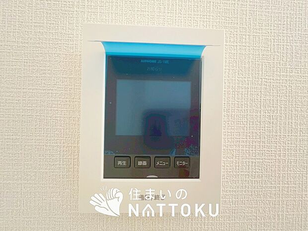 【TVモニター付インターホン】手放し通話ができ、送話表示灯で送話・受話状態が確認できます。
映像と音声で玄関先の様子をチェックできるモニター機能や、夜間の訪問者の顔も確認できるLEDライトを装備しています。
