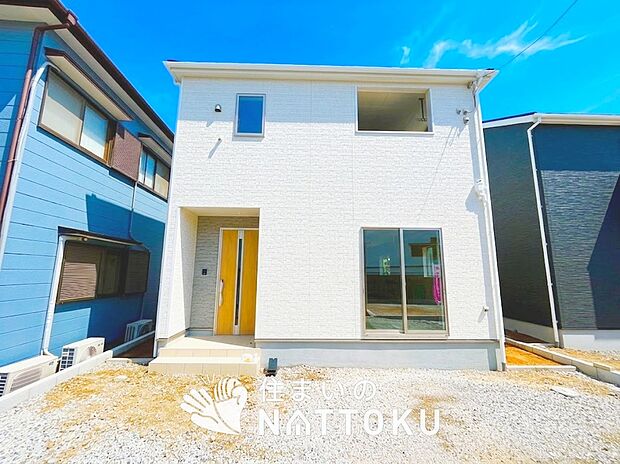 【現地写真（外観）【２号地】】軽くて火災に強い屋根材を採用し、地震時の建物への負担や揺れを軽減しています。