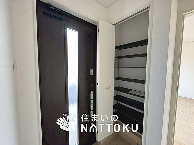 【現地写真(玄関)】玄関には、大型のシューズ収納を設置しています。