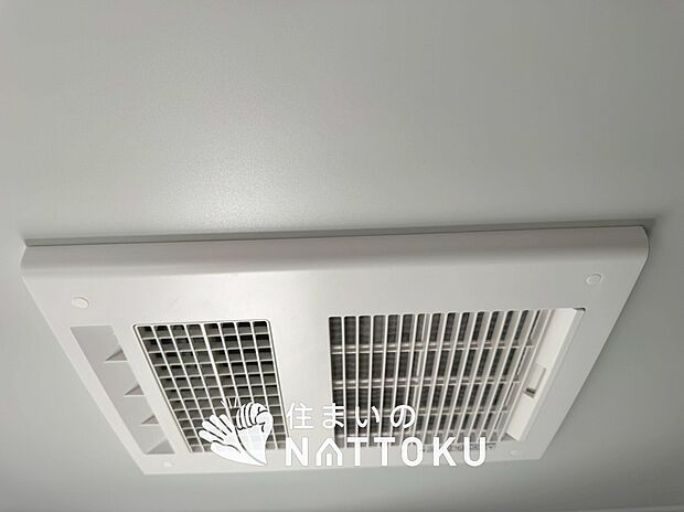 【浴室暖房換気乾燥機】サイドブロー機能で、乾燥効率アップです。
サイドに吹き出しを搭載することにより浴室内を端まで循環する気流ができ、さらに省エネ性能がアップします。