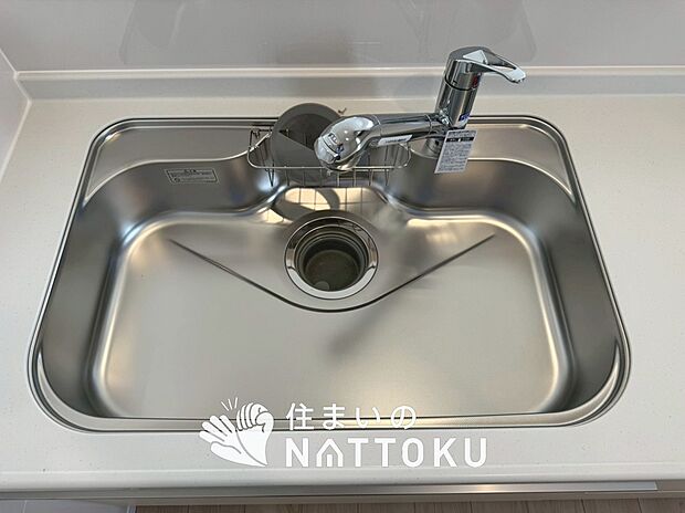【浄水器内臓ハンドシャワー付シンク】広々とした凸型シンクに洗剤ポケットを標準装備。すっきり収納できます。
また、蛇口の先端に浄水器を内蔵しているため場所をとりません。