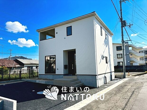 【現地写真(外観)【1号地】】雨で汚れを落とし、耐久性・耐候性に優れた外壁を使用しています。