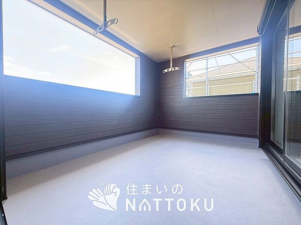【バルコニー】奥行きが広く、洗濯物をゆったりと干せる十分な広さで、家族の洗濯も捗ります。