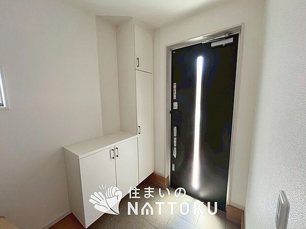 【現地写真(玄関)】玄関には、大型のシューズ収納を設置しています。