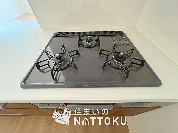 【ビルトインコンロ】フラットな構造で清掃性が高く、過熱防止センサー付3口タイプで日頃の家事も快適です。