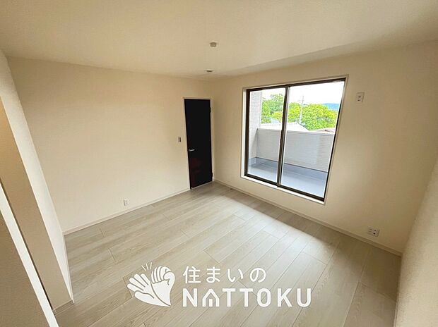 【現地写真（寝室）】木目の美しさを際立たせるシンプルデザインの建具を使用しています。