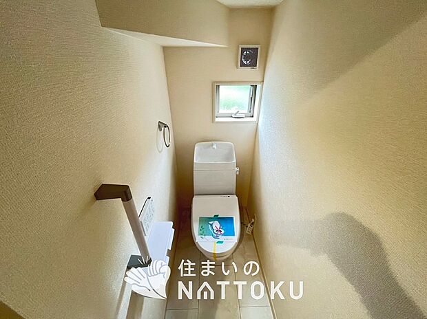 【トイレ】汚れてもサッとひと拭きでお手入れ簡単、エコ仕様の温水洗浄便座付きのトイレです。
バリアフリーにも配慮しています。
