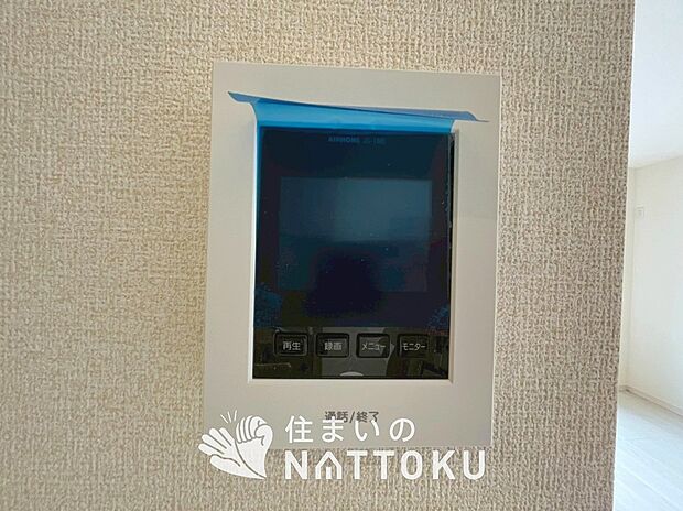 【TVモニター付インターホン】録画機能付きで、自動録画のほか、手動録画もできます。
受話、呼出音量の調整、明るさ調整が可能です。また、来訪者をズーム機能でズームアップして確認できます。
