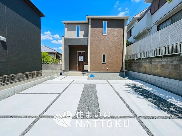 【現地写真（外観）【２号地】】軽くて火災に強い屋根材を採用し、地震時の建物への負担や揺れを軽減しています。