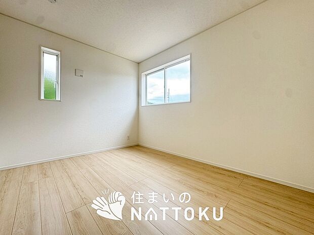 【現地写真(寝室)】木目の美しさを際立たせるシンプルデザインの建具を使用しています。