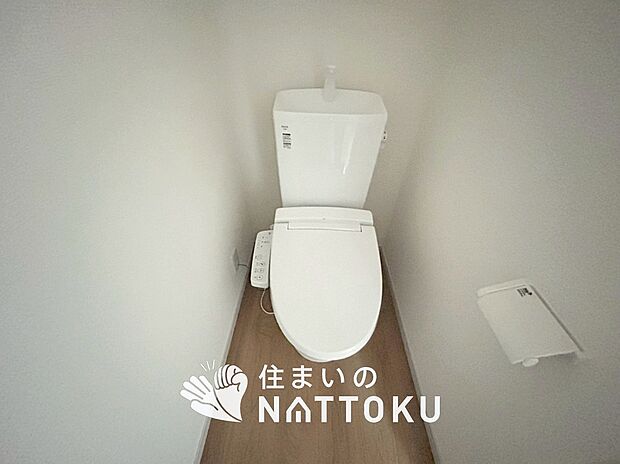 【トイレ 】汚れてもサッとひと拭きでお手入れ簡単、エコ仕様の温水洗浄便座付きのトイレです。
バリアフリーにも配慮しています。