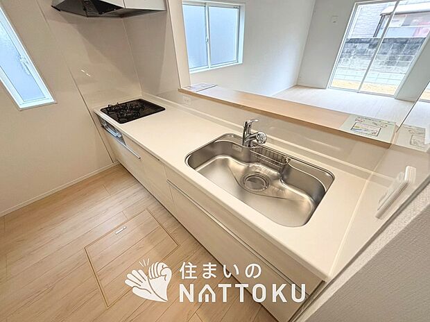 【現地写真(キッチン)】収納たっぷりのシステムキッチン、浄水器付水栓を標準装備しています。
