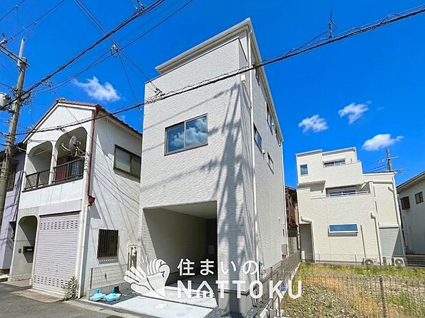 【現地写真(外観)】軽くて火災に強い屋根材を採用し、地震時の建物への負担や揺れを軽減しています。
