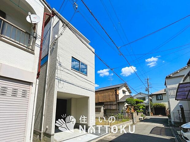 【現地写真(前道含む外観)】断熱性、気密性を高める工夫で一年中ずっと心地よく暮らせる、高気密・高断熱です。